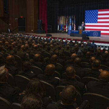VS: Trump roept het leger op om ‘de vijand van binnen’ te bestrijden