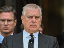 Verenigd Koninkrijk: koning Charles ontneemt broer Andrew zijn titels