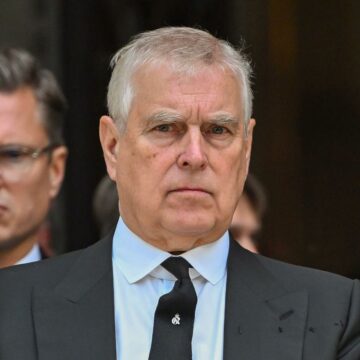 Verenigd Koninkrijk: koning Charles ontneemt broer Andrew zijn titels