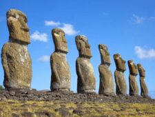 Wereldnieuws: wandelende Moai-beelden en meer