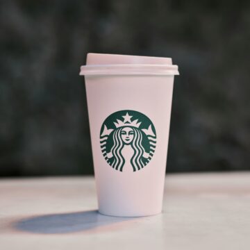 Londen: vrouw krijgt boete voor het weggooien van koffieresten