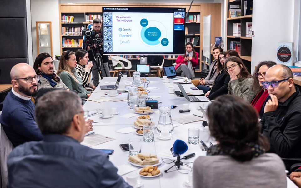 AM Meeting aan tafel compressed