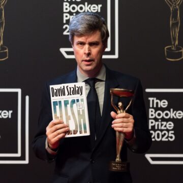 Hongaars-Britse auteur David Szalay wint Booker Prize met de roman <em>Flesh</em>