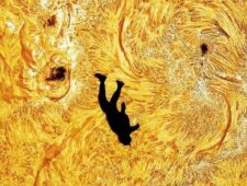 Skydiver en astrofotograaf beelden samen de val van Icarus uit