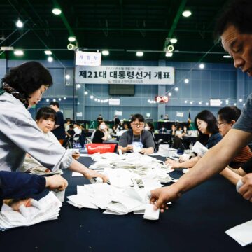 Hoe wen je aan de democratie?