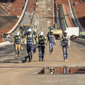 Een reusachtige ijzerertsmijn kan Guinee rijk maken of ruïneren