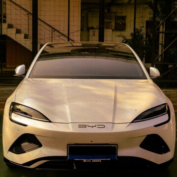 BYD onttroont Tesla als grootste EV-fabrikant ter wereld