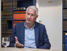 Noorwegen: politie stelt onderzoek in naar ex-premier wegens Epstein-affaire 