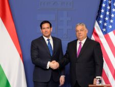 Rubio voert campagne voor Orbán tijdens bezoek aan Hongarije
