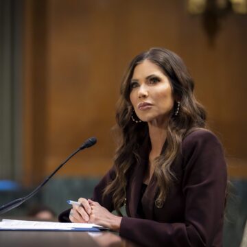 VS: Trump ontslaat zijn minister van Binnenlandse Veiligheid, Kristi Noem 