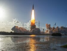 Artemis 2-missie met vier astronauten naar de maan vertrokken