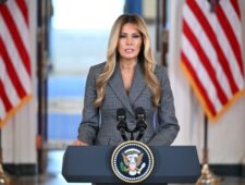 Melania Trump ontkent banden met Epstein en wil een hoorzitting voor de slachtoffers