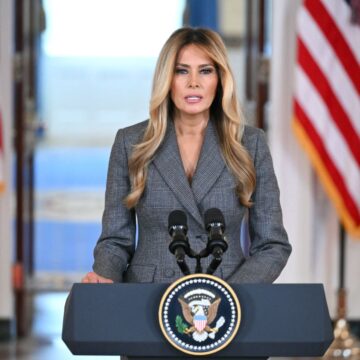 Melania Trump ontkent banden met Epstein en wil een hoorzitting voor de slachtoffers