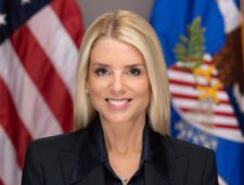 Trump ontslaat zijn loyale justitieminister Pam Bondi