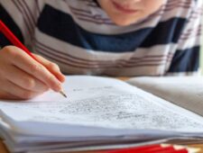 Onderzoek: leerlingen hebben meer baat bij pen en papier dan bij technologie