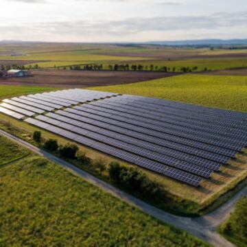 Hernieuwbare energie streeft steenkool voorbij in wereldwijde stroomproductie