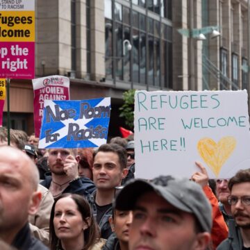 VK: duizenden demonstranten spreken zich in Belfast uit tegen racisme