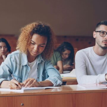 VK: toezichthouder waarschuwt voor hightech fraude bij schoolexamens