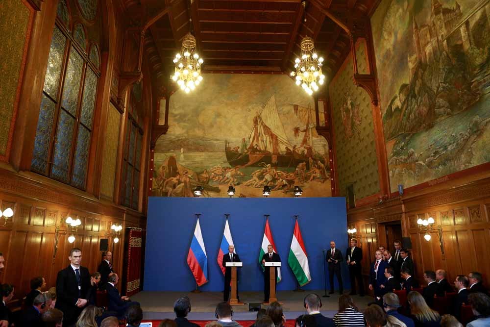  Vladimir Poetin (l.) en Viktor Orbán tijdens hun gezamenlijke persconferentie op 2 februari. – © Getty