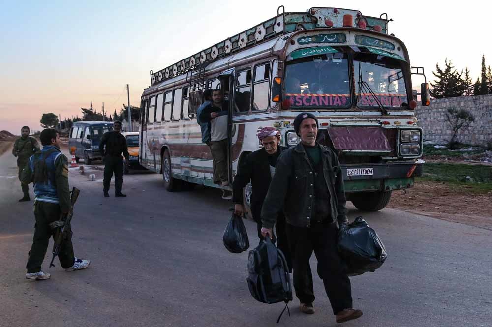 Een bus in het vooral door Koerden bevolkte gebied tussen Aleppo en Afrin. – © Valery Sharifulin / Getty