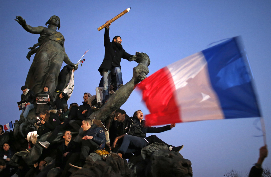 Franse burgers betuigen hun steun aan de redactie van Charlie Hebdo tijdens de mars van de solidariteit in Parijs op 11 januari. – © Stephane Mahe / Reuters