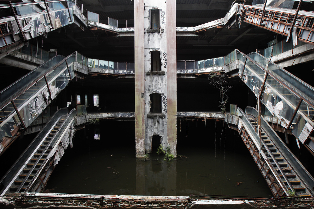 Een verlaten warenhuis in Bangkok tijdens een overstroming in januari. – © Chaiwat Subprasom / Reuters