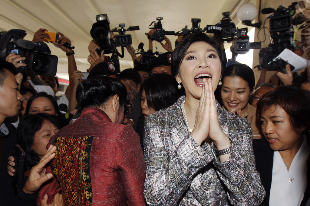 De afgezette Thaise premier Yingluck Shinawatra brengt voor de laatste keer een groet aan het parlement. – © Chaiwat Subprasom / Reuters