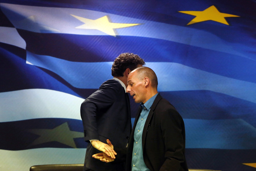 Jeroen Dijsselbloem en Griekse minister van financiën Yanis Varoufakis schudden elkaar de hand in Athene. Sprak Dijsselbloem hier de woorden ‘You just killed the troika’? Dat kon hij zich later niet herinneren.  – © Kostas Tsiorinis / Reuters