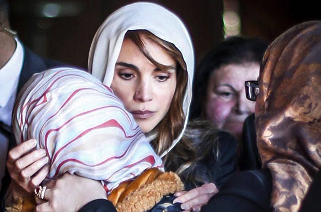 De Jordaanse koningin Rania troost de familie van piloot Moaz al-Kasasbeh, die levend werd verbrand door IS. – © Petra News Agency / Reuters