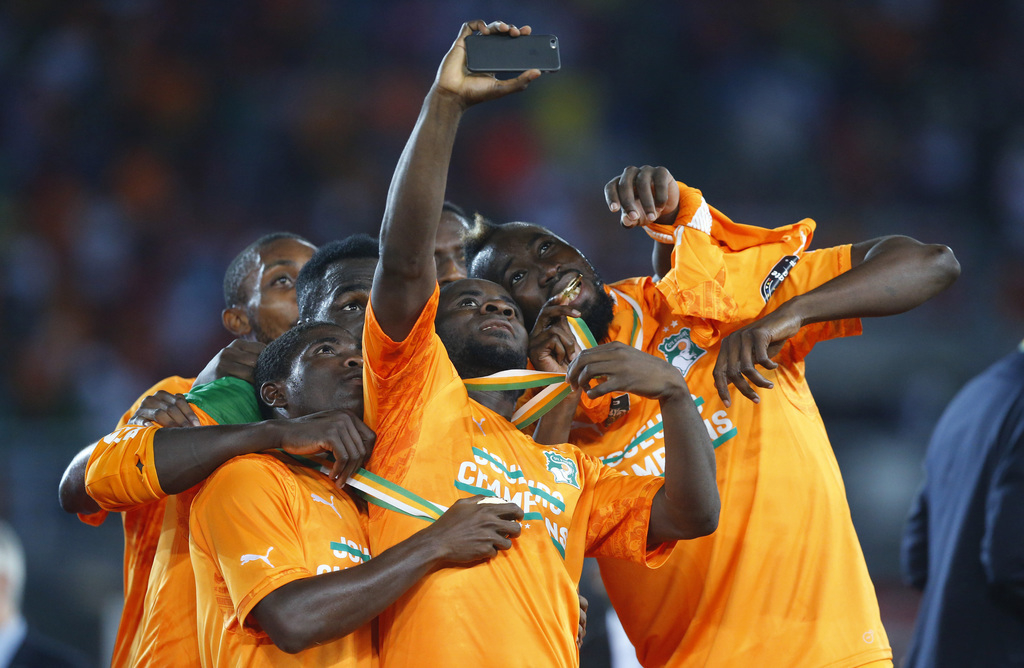 Spelers van Ivoorkust vieren hun overwinning op Ghana in de finale van de Africa Cup. – © Mike Hutchings / Reuters