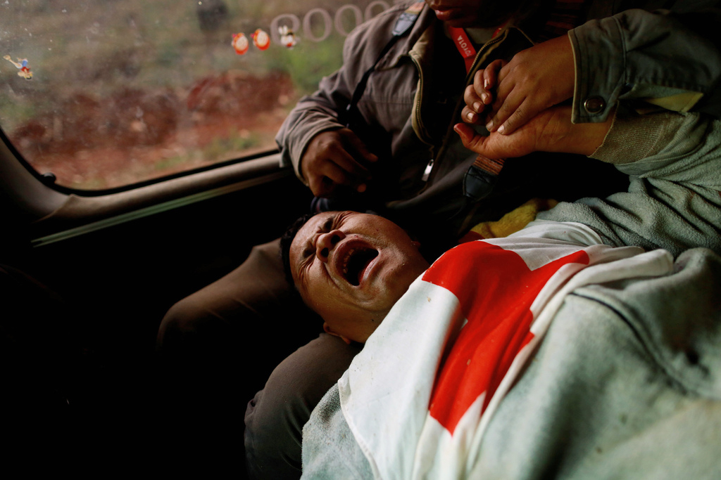 Moe Kyaw Than (45), vrijwilliger bij het Rode Kruis, schreeuwt het uit nadat hij gewond is geraakt bij gevechten tussen het leger van Myanmar en opstandelingen. – © Soe Zeya Tun / Reuters