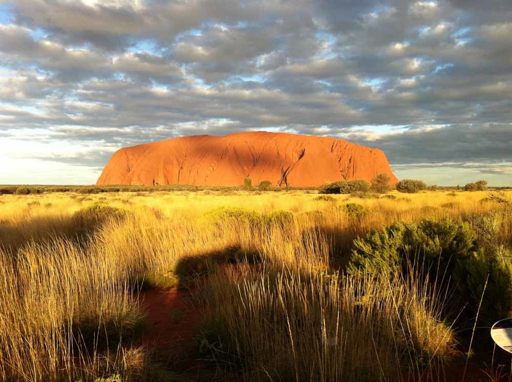 Uluru of Ayers Rock is een reusachtige rotsformatie die ongeveer in het midden van Australië ligt. – © Getty Images