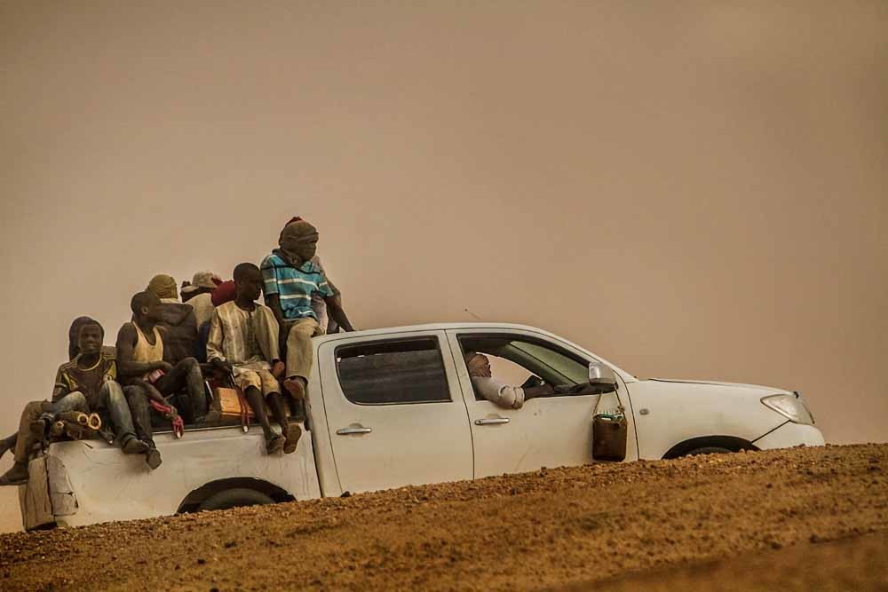 Een truck met Afrikaanse migranten in de buurt van de stad Agadez, in Niger. – © The Washington Post / Getty