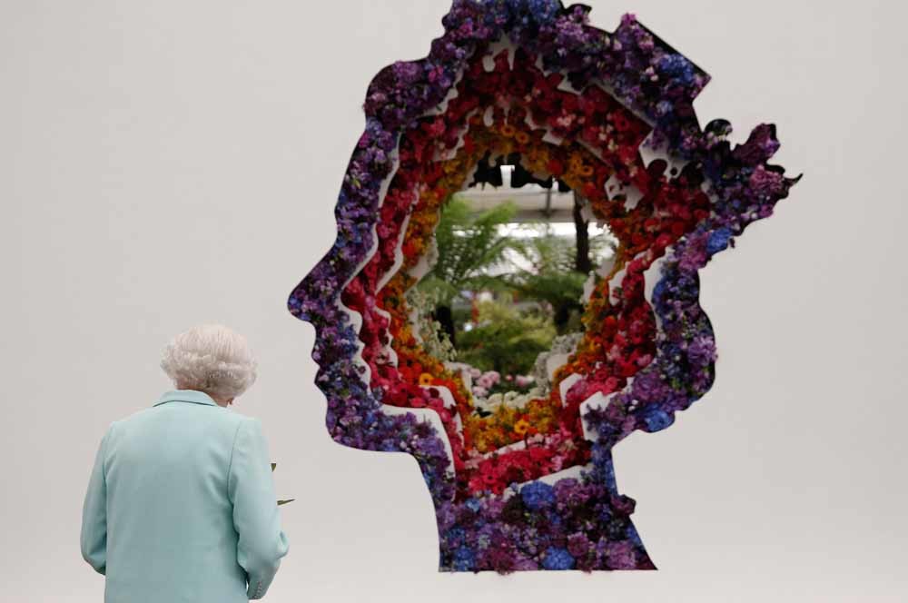 Queen Elizabeth II kijkt naar haar eigen profiel op de Chelsea Flower Show in Londen. – © Camera Press / HH