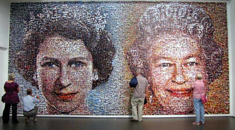 De Queen in een mozaïek van 5500 portretten, afkomstig van luisteraars en kijkers van de BBC. – © Helen Marshall / Towner Art Gallery
