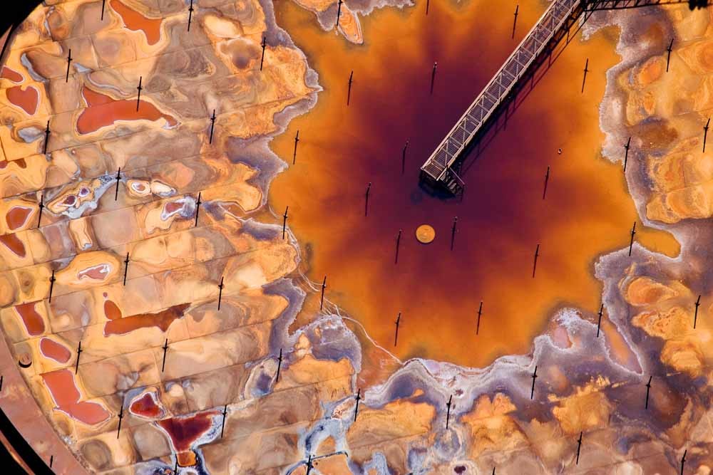 Detail uit de binnenkant van een tank waarmee olie uit zand wordt gewonnen.  – © J Henry Fair