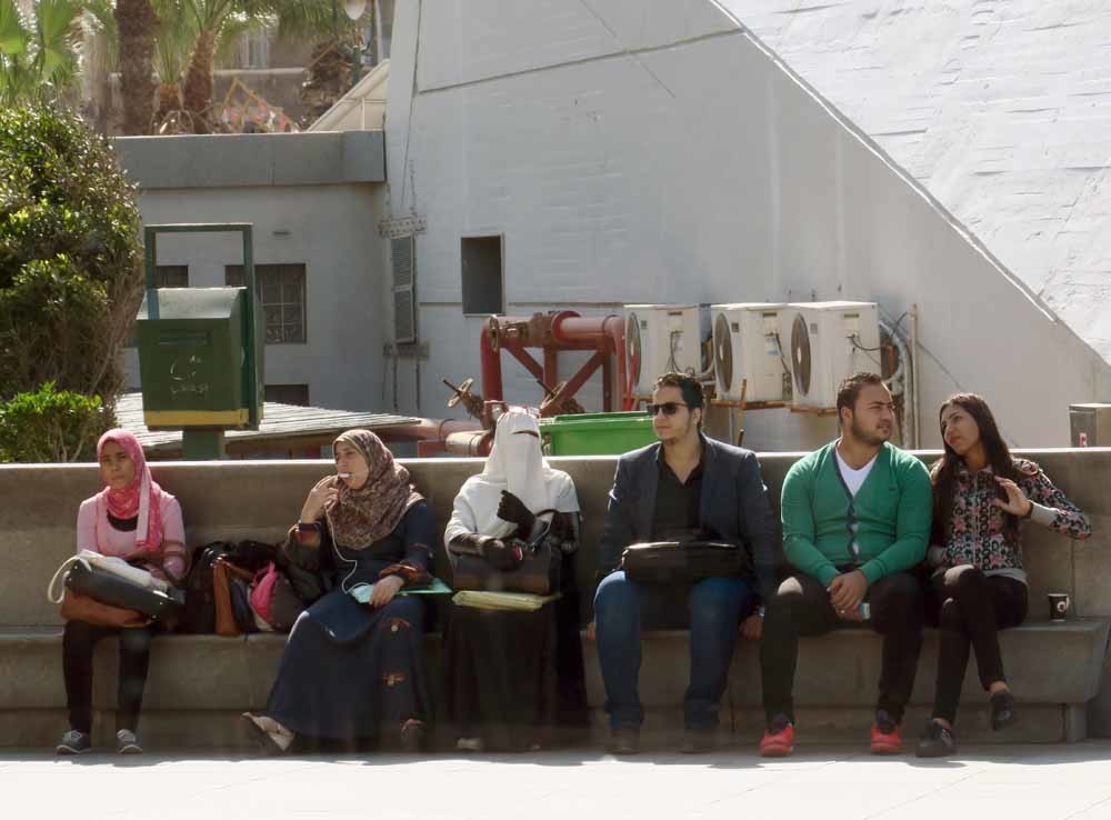 Mannen en vrouwen gebroederlijk naast elkaar bij de bibliotheek van Alexandrië. – © Soeren Stache / HH