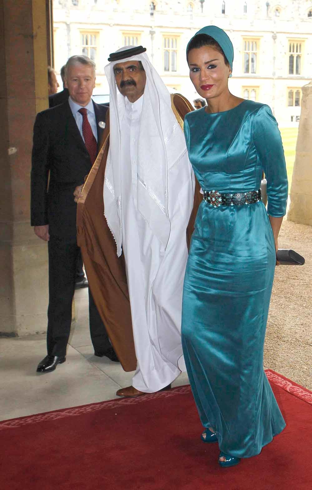 De ouders van emir Timam – sjeik Hamad bin Khalifa al-Thani en sjeika Moza – tijdens een bezoek aan Engeland in 2012. – © Getty
