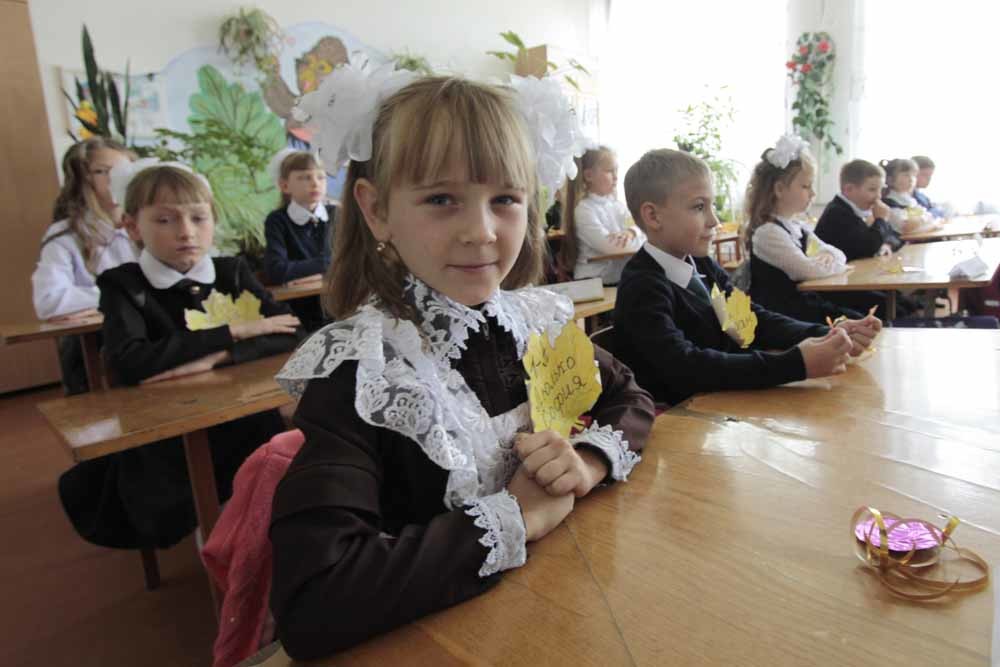 Russische leerlingen op 1 september, de dag dat de scholen weer beginnen. – © Sergey Averin / Sputnik