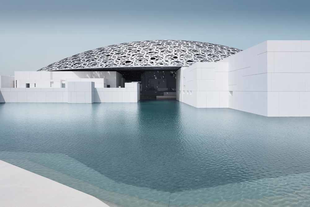 Het plafond van 8000 metalen sterren dat een fijne regen van witte stralen vormt. – © Louvre Abu Dhabi, Mohamed Somji