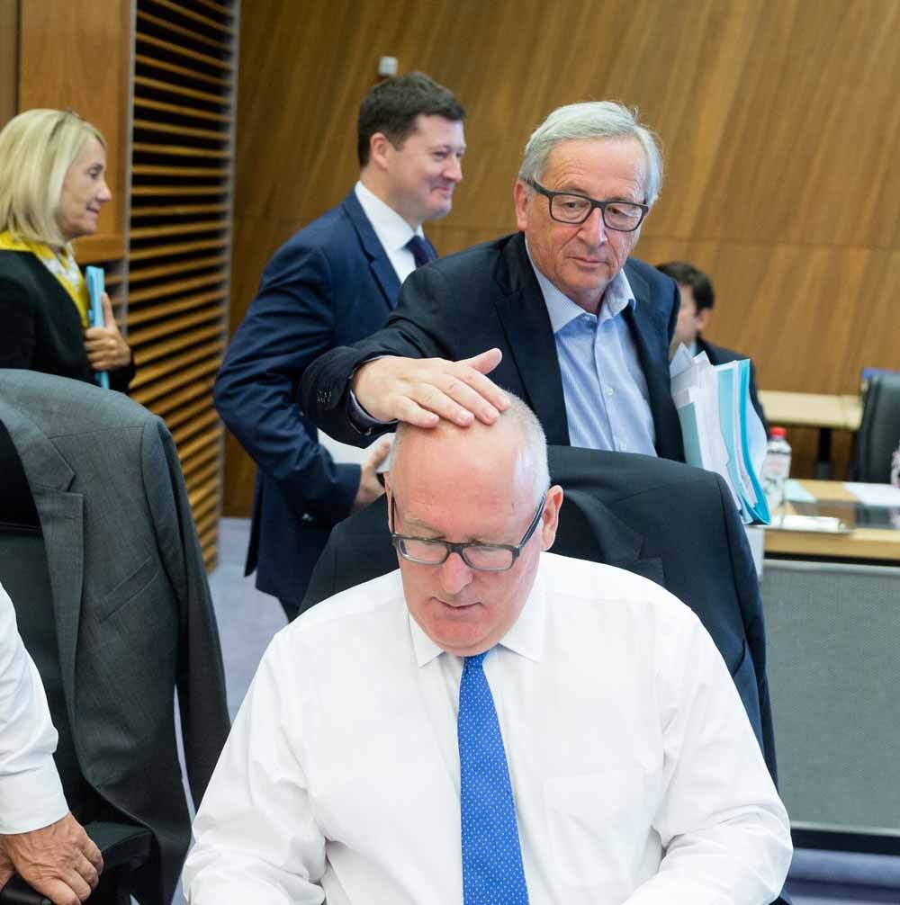 Jean-Claude Juncker maakt een grapje met Frans Timmermans in juli 2017. – © Thierry Monasse / Polaris