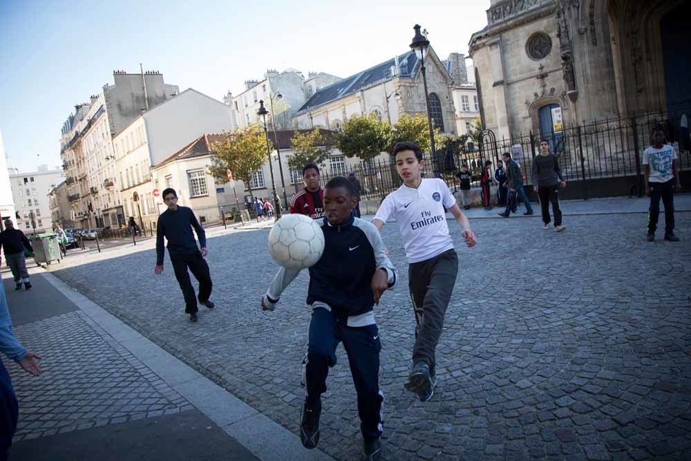 Voetballende kinderen in de migrantenwijk Goutte d’Or in Parijs. – © Hollandse Hoogte