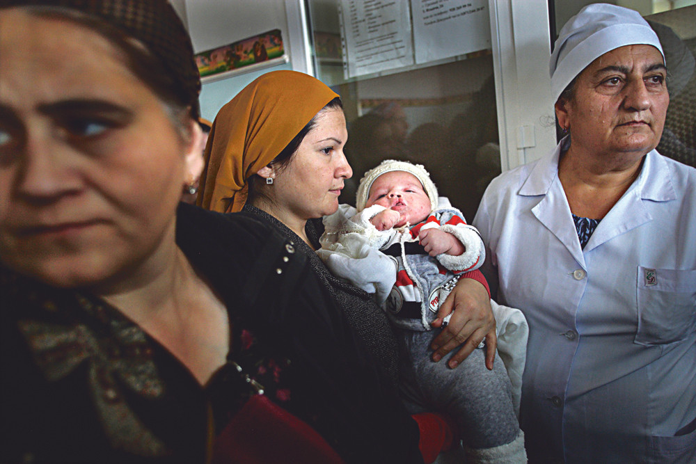 Een acht maanden oud meisje wordt door Hasan Baijev en zijn team van Operation Smile geopereerd aan haar hazenlip. Het is voor kinderen het beste om de operatie op zo jong mogelijke leeftijd te ondergaan.  © Dmitri Beliakov