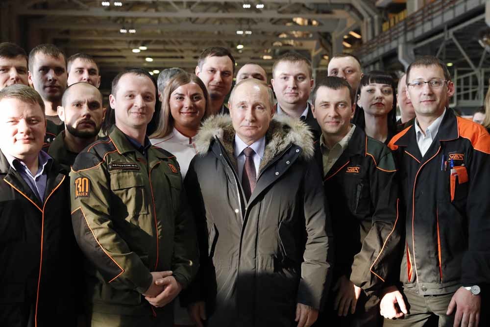 Vladimir Poetin met medewerkers van de Uralvagonzavod Scientific and Industrial Corporation. –  © Mikhail Metzel / Getty Images