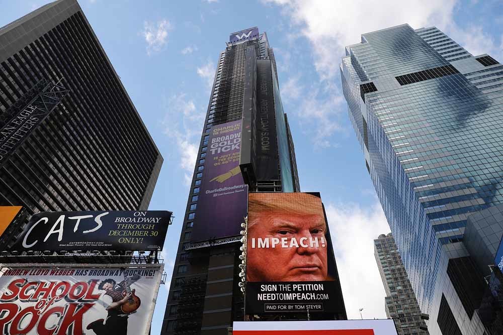 Een billboard van de Amerikaanse filantroop Tom Steyer, die al sinds 2017 vraagt om Trumps afzetting. © Getty Images