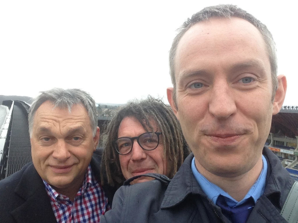 Dan Nolan en David Goldblatt met Viktor Orbán bij het Felcsut-stadion.