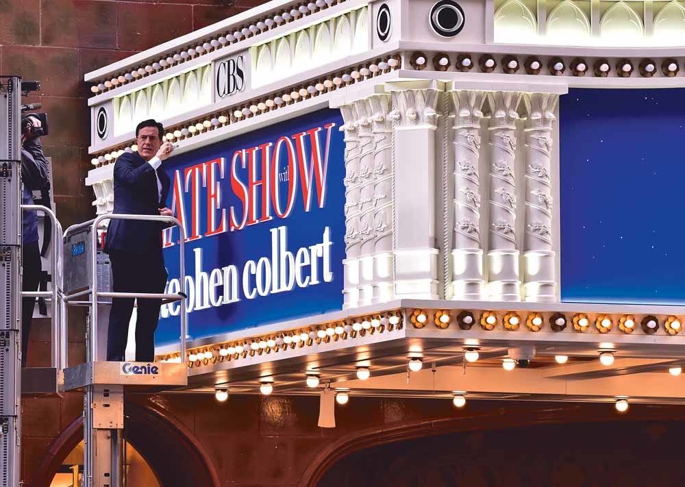 Stephen Colbert vervangt een lichtpeertje in de lichtreclame van het Ed Sullivan Theater in New York tijdens de opnames van The Late Show With Stephen Colbert. Sinds februari 2017 is The Late Show het meest bekeken programma van de Amerikaanse televisie. 