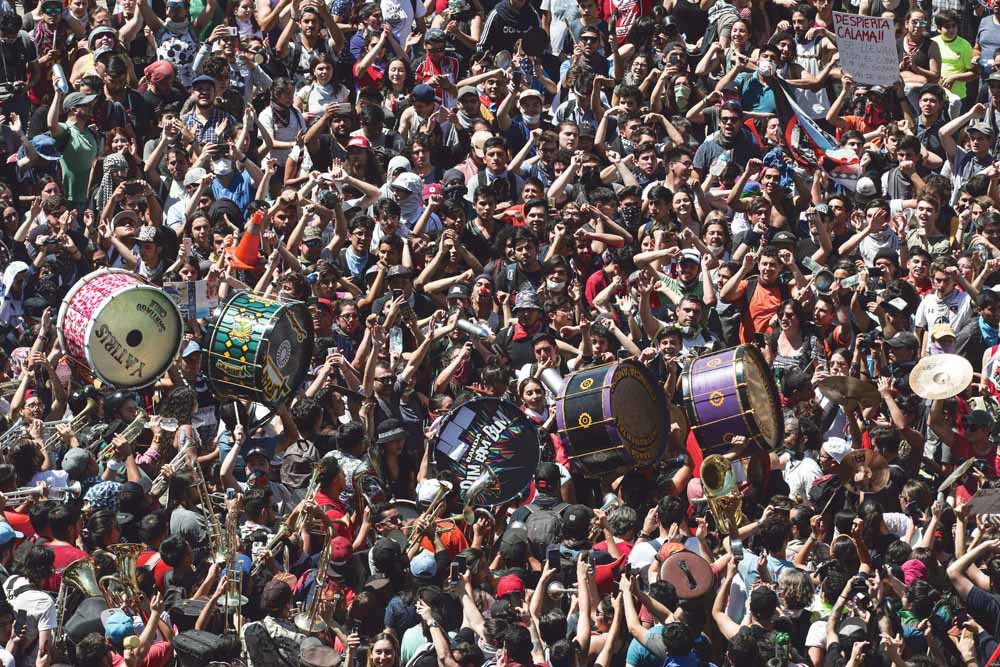 Muzikanten te midden van een anti-regeringsprotest in Santiago op 22 oktober. Het protest tegen het regeringsbeleid van president Piñera wordt breed gesteund onder muzikanten, filmmakers, kunstenaars en schrijvers. – © Esteban Felix / AP Photo / HH