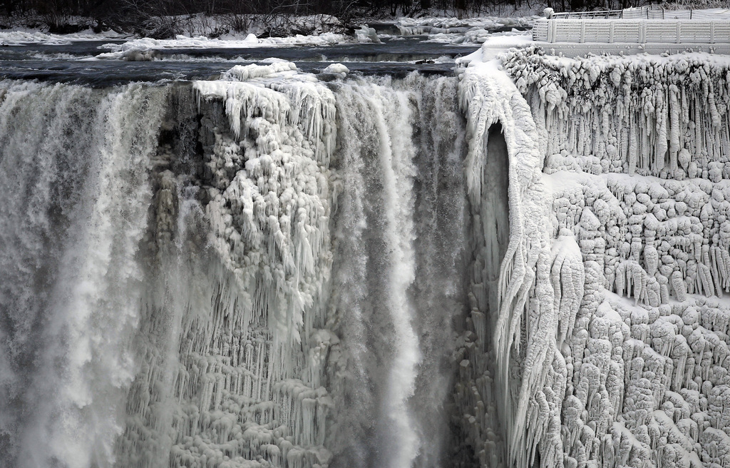 De zogeheten polar vortex zorgde voor extreme kou in de VS. Zo extreem dat de Niagara-watervallen, op de grens van Canada en de Verenigde Staten, gedeeltelijk bevroren. – © Aaron Harris / Reuters