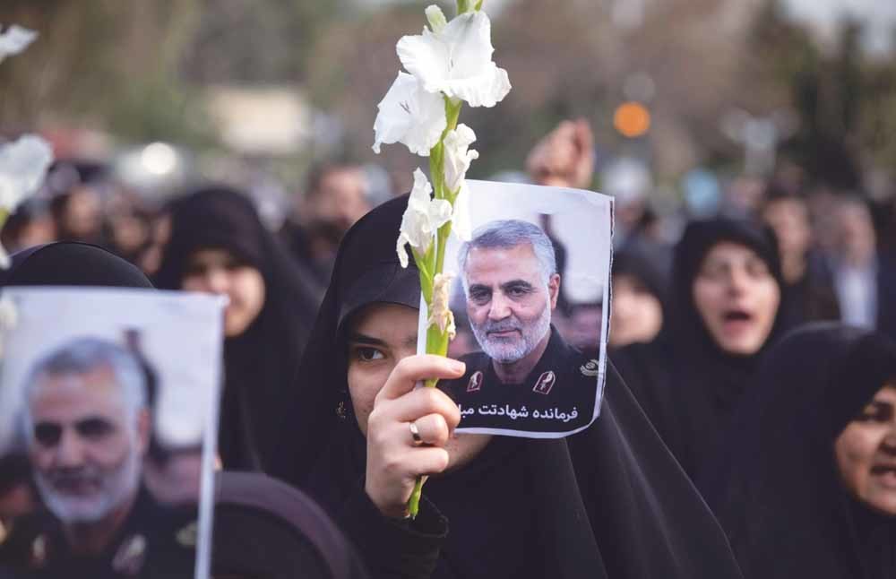 Rouwende Iraniërs tijdens een anti-Amerikabetoging in Teheran kort na de moordaanslag op generaal Soleimani. – © Morteza Nikoubazl / Sipa / HH